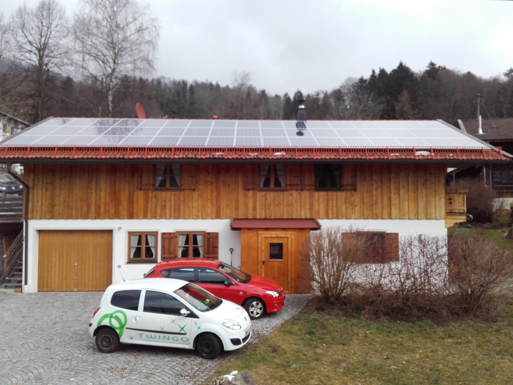 Fertiges Wohnhaus mit Photovoltaikanlage auf dem Dach